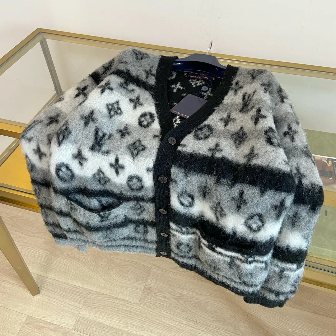 🅿️740 🀄️ Louis Vuitton Louis Vuitton's exclusive version. LV's new cardigan is made of rich and finely milled mohair. It uses elegant tones to highlight the full-length LV Monogram pattern. It is comfortable and warm to wear. It can be paired with simple casual pants or trousers to create a classic look with excellent texture. The same style for men and women. One-to-one sale on the official website